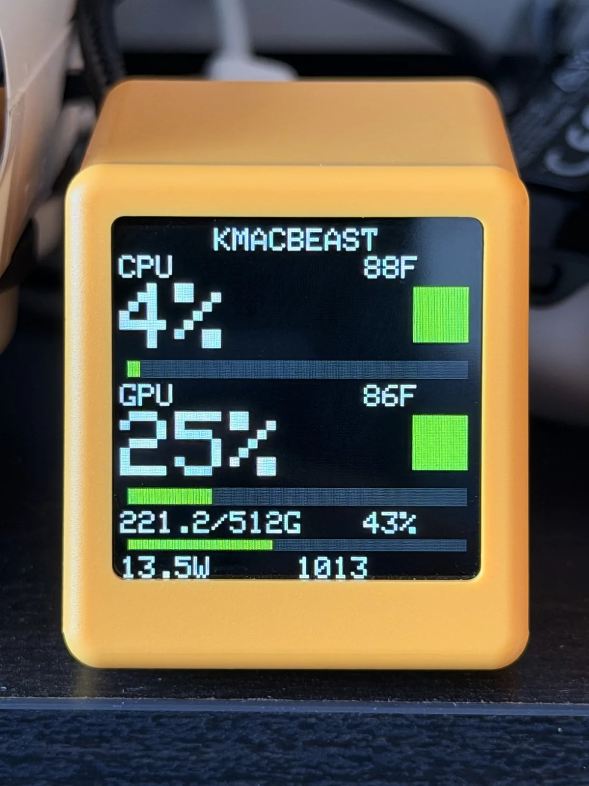 Close-up of the KMACBEAST cube: CPU 4% at 88°F and GPU 25% at 86°F, each with a green square on the right, memory 221.2/512G at 43%, 13.5 W, fan at 1013 RPM